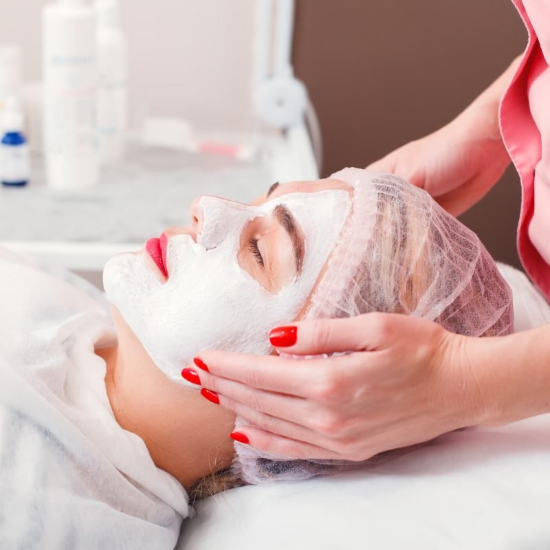 cosmetic-procedure-in-spa-salon-.jpg